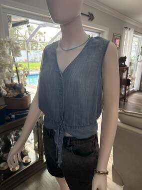 Bella Dahl Sleeveless Tie-Front Chambray Top in Medium Wash